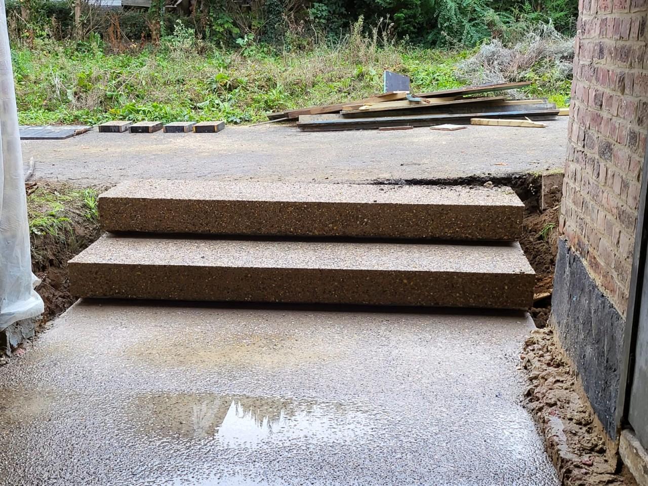 UItgewassen beton voor een trap met zwevende neus.