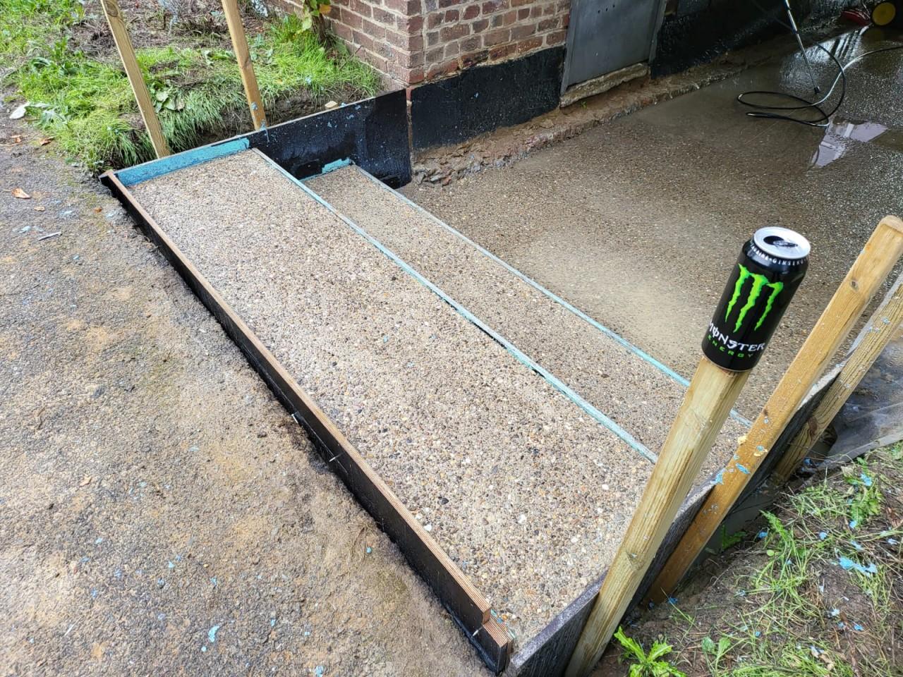 Uitgewassen beton voor traptredes.