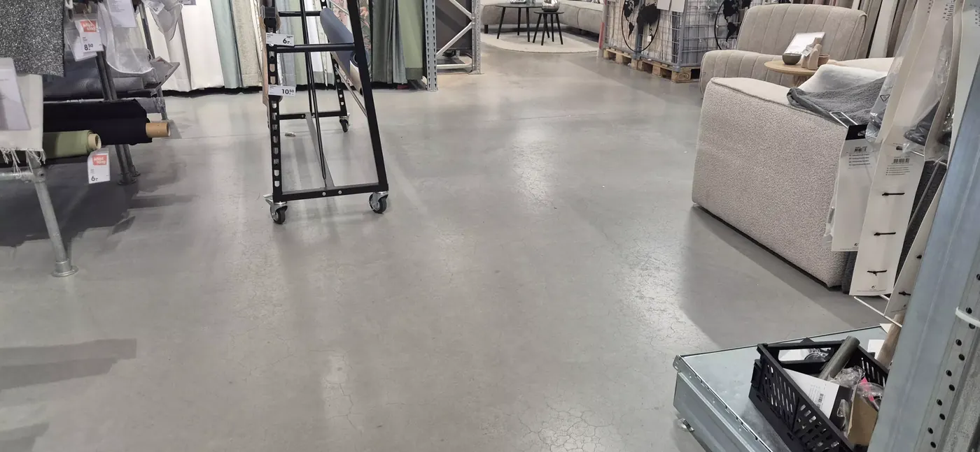 Gepolierde betonvloer bij Kwantum in het retailpark in Hasselt