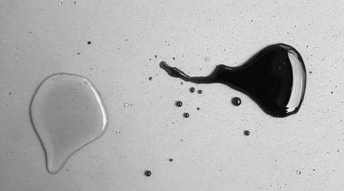 Water en olie op beton: voorbeeld bij onze uitleg over vloerbescherming. Het resultaat hangt af van de toegepaste behandeling.