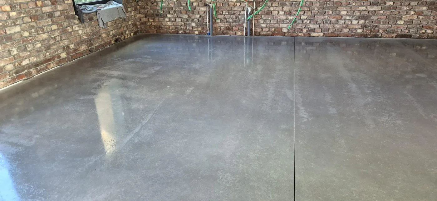 De behandelde vloer in Glabbeek behoudt het karakter van het beton.