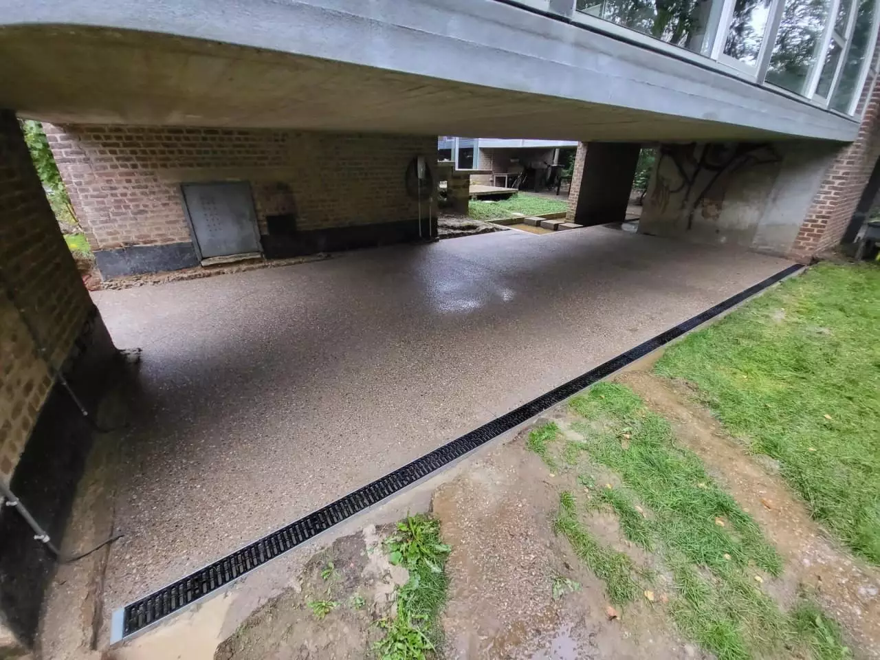 Overzicht van het uitgewassen terras onder woning Leclercq-Vandamme met afvoergoot