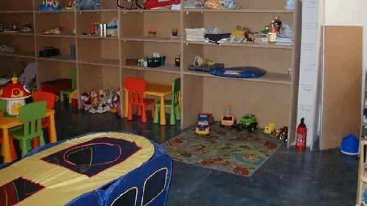 Donkere betonvloer met blauwe steen imitatie in de speelruimte van een kinderopvang