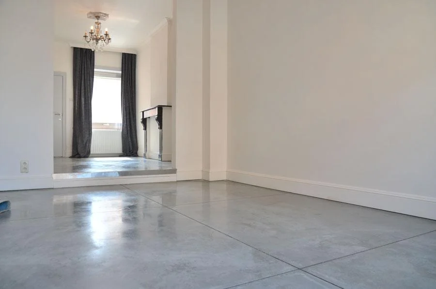 Cementkleurige betonvloer in een rijwoning in Hasselt