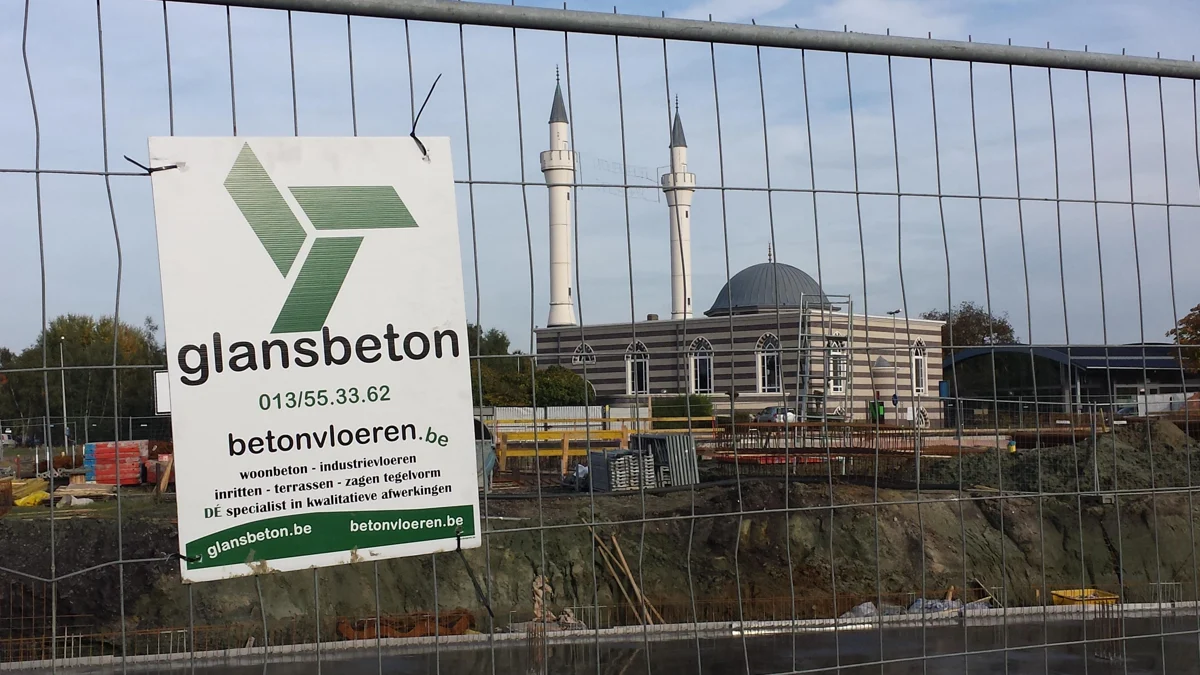Glansbeton-werfbord bij de voormalige mijngebouwen in Beringen