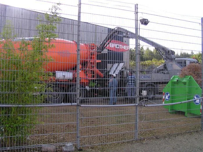 Betonmixer en betonpomp buiten het Big Brother-huis