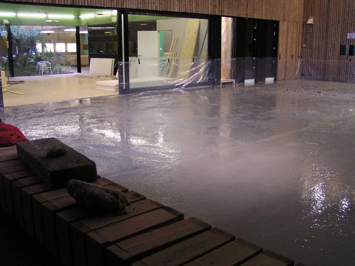 Vers afgewerkte betonvloer in de overdekte tuin