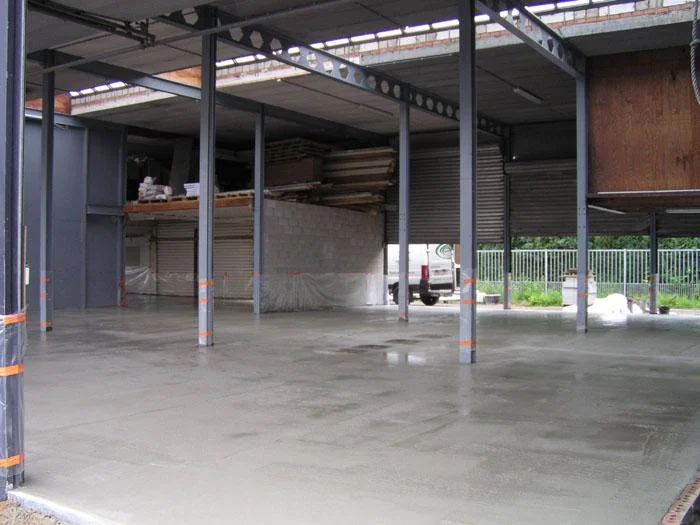 Betonvloer onder de overkapping op de werf bij Knaepen