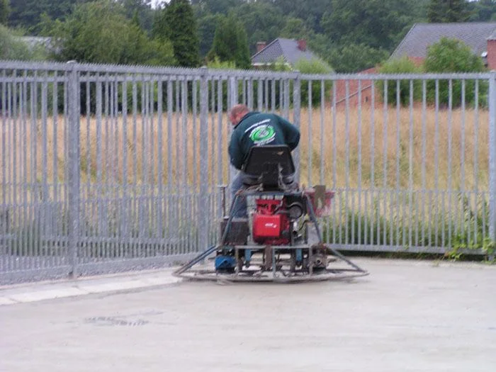 Machinaal polieren van de betonparking bij Knaepen