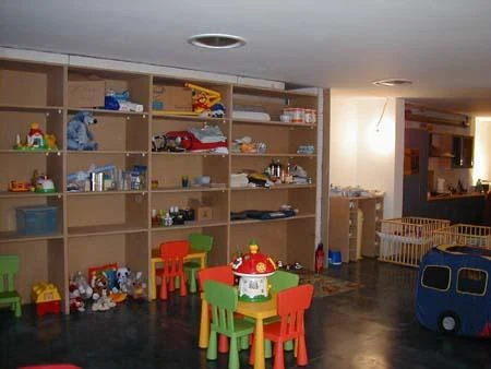 Betonvloer met zwarte en blauwe pigmenten in de speelruimte van de kinderopvang
