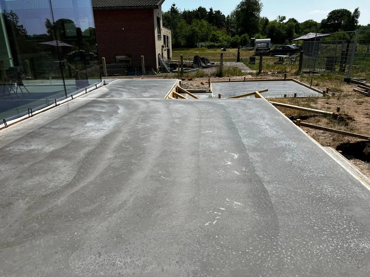 Gestort beton bij een woning met afzonderlijk uitgezette buitenvlakken