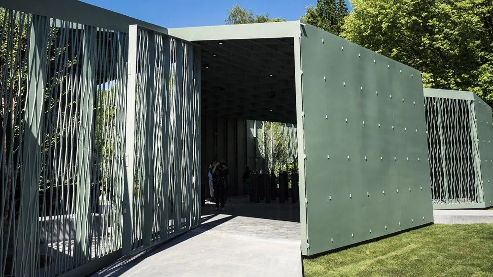 Het herkenbare groene paviljoen Het Huis in het Middelheimpark